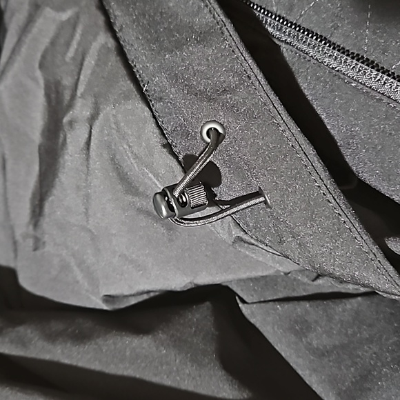 The Northface Hooded, Medium, Black Dryvent lightweight jacket. - Picture 15 of 16